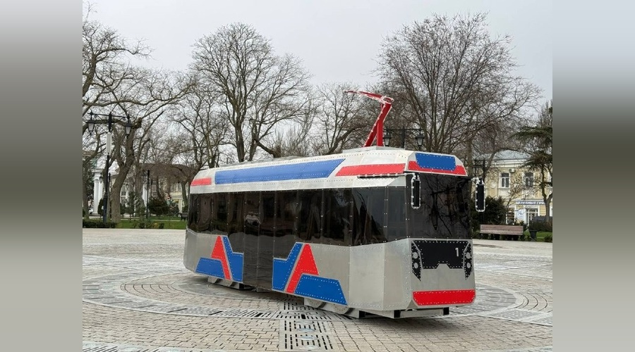 Евпаторийский трамвайчик украсил набережную имени Терешковой