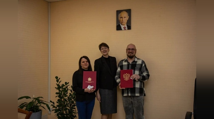 В Симферополе детям-сиротам передали ключи от новых квартир