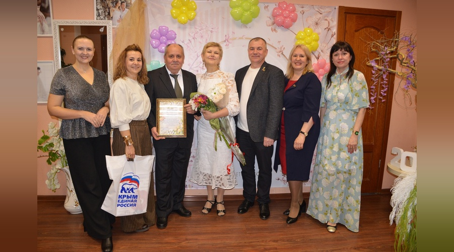 Рубиновую свадьбу отметила семья Орловых в Форосе