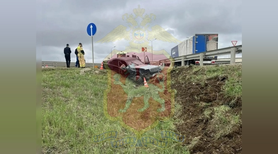 Под Симферополем перевернулся Mercedes. Есть погибший