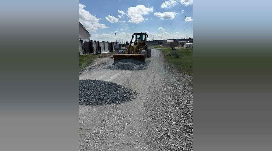 Более тысячи километров дорог уже восстановили крымские дорожники