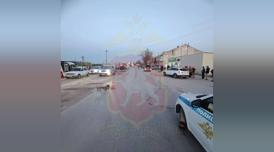 Инспекторы ГИБДД выясняют детали аварии с участием несовершеннолетнего велосипедиста