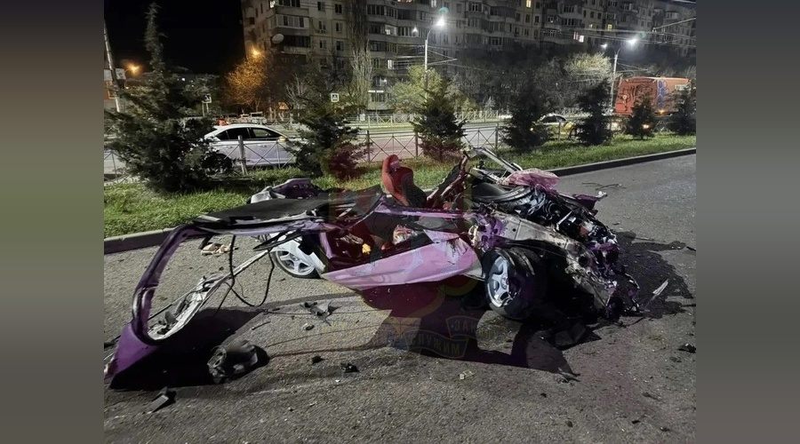 В Симферополе легковушка врезалась в дорожное ограждение