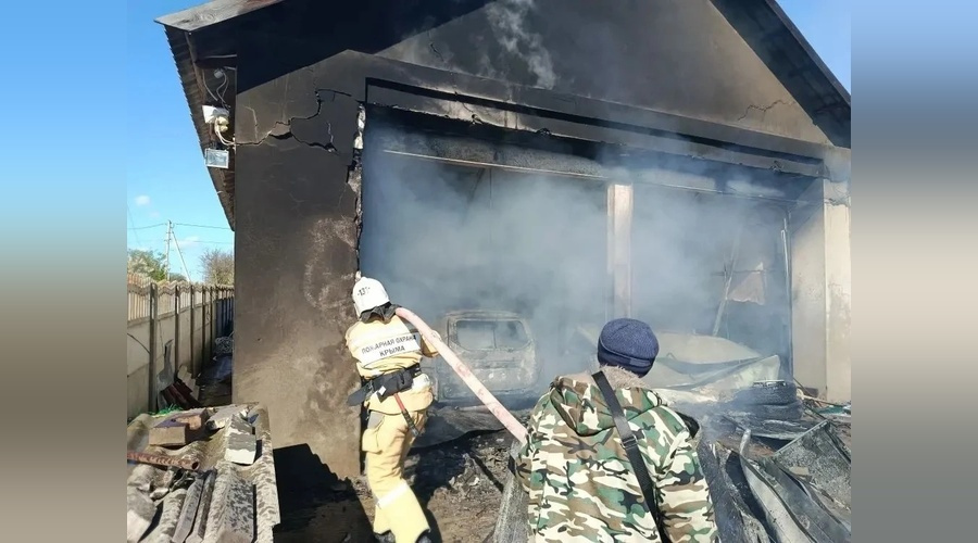 Огонь уничтожил гараж с автомобилем в Нижнегорском районе