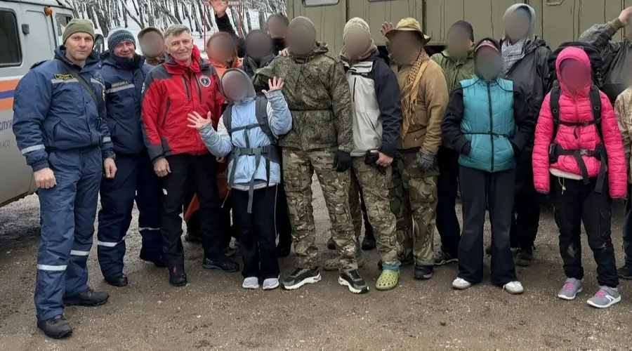 Крымские спасатели вывели группу из снежной ловушки Ай-Петри