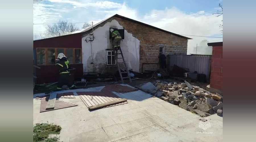 Пожарные МЧС потушили возгорание хозпостройки в Джанкойском районе