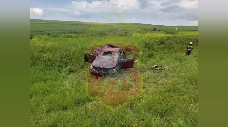 На трассе «Таврида» в Кировском районе перевернулся BMW