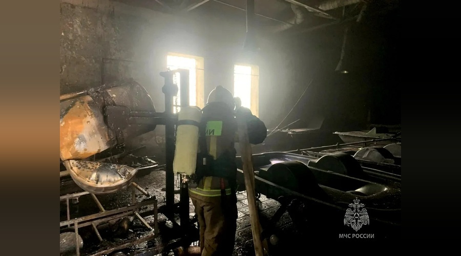 Пожарные МЧС потушили возгорание на складе катамаранов в Октябрьском