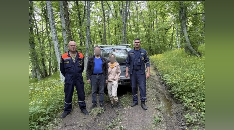 Двое туристов на «Ниве» застряли в грязевой ловушке в лесу Белогорского района