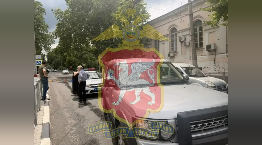 На улице Екатерининской в Симферополе под колёса внедорожника попала женщина с ребёнком