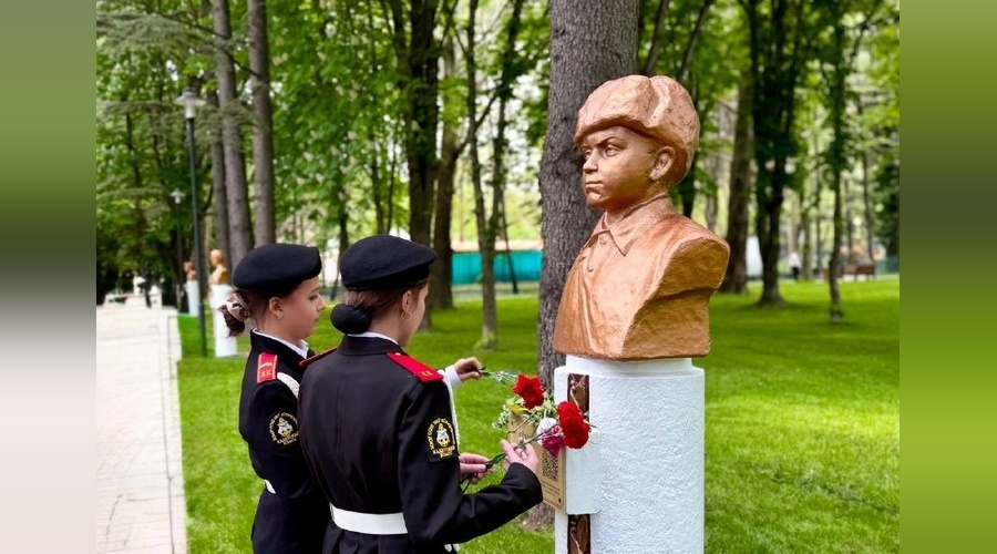 Бюст Лёни Голикова в Детском парке Симферополя напоминает о его 100-летнем юбилее
