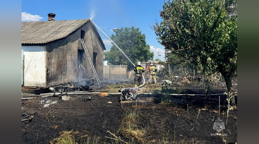 Пожарные МЧС спасли человека из горящего дома в Джанкойском районе