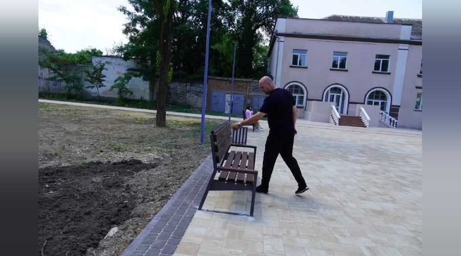 В Керчи завершают обновление территории у остановки Фабрика-кухня