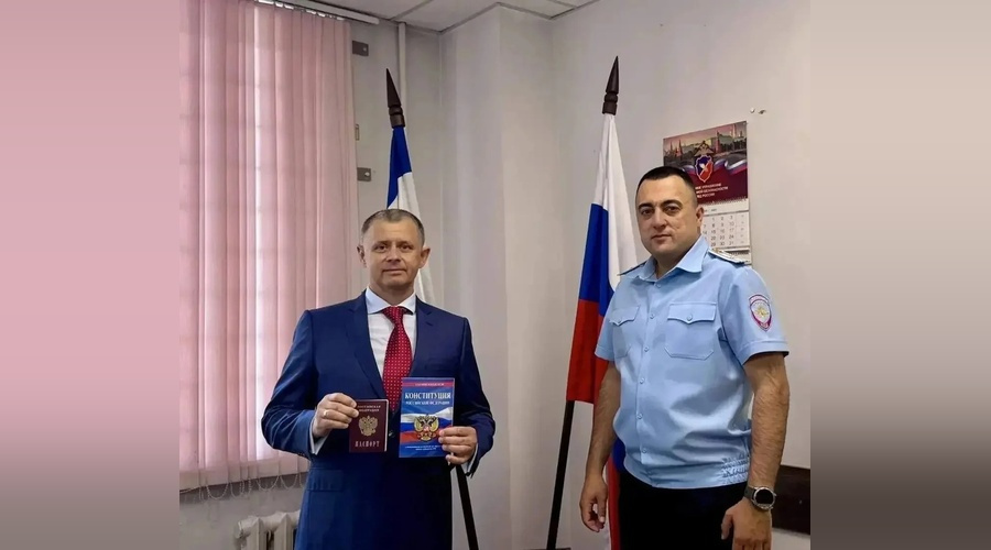 В Крыму уроженцу Вильнюса вручили паспорт гражданина России