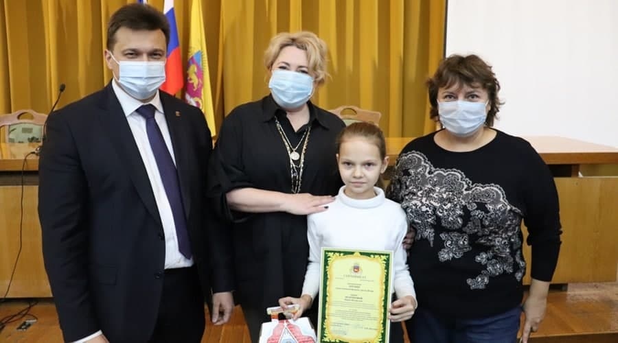 Руководители Ялты вручили награды победителям конкурса детских рисунков о труде взрослых