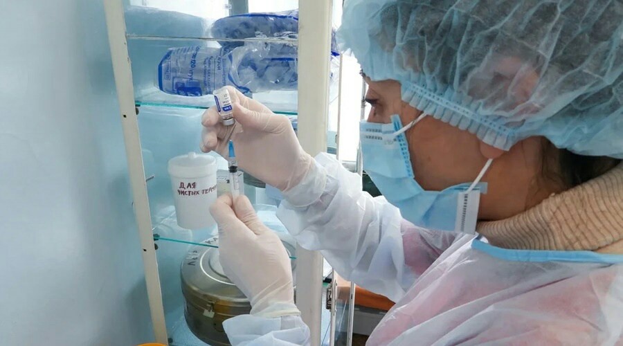 Крымчане стали сдавать меньше тестов на COVID-19 и активнее записываться на вакцинацию