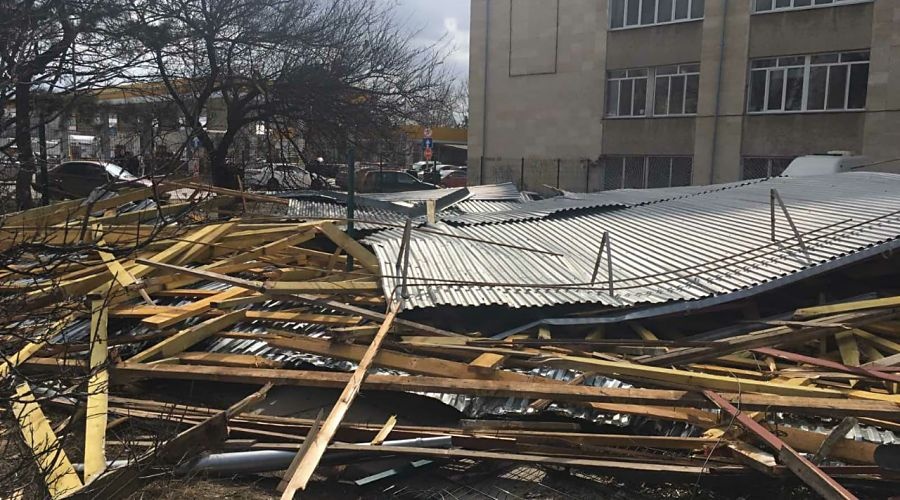 Спасатели ликвидировали последствия обрушения крыши в Симферополе