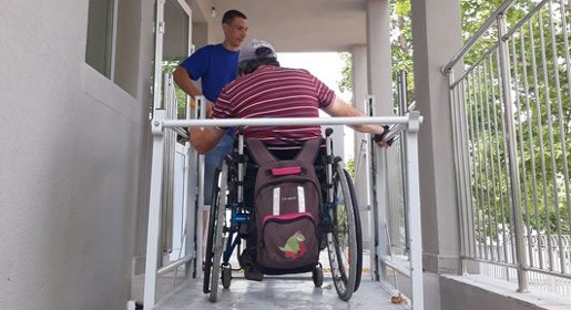 Инвалид-колясочник протестировал и одобрил подъемные механизмы в новой музыкальной школе в Севастополе