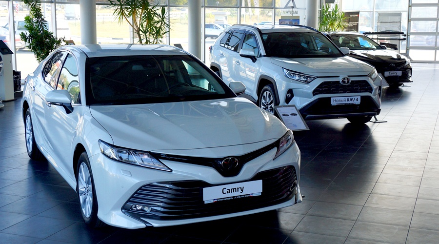 Дилерский центр Toyota «Автодель» выставил на продажу новые автомобили в условиях дефицита новинок в Крыму
