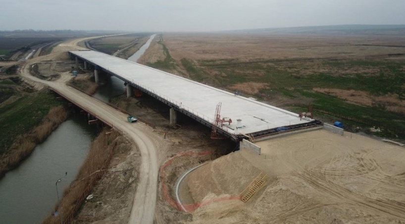 Новая трасса к Крымскому мосту в Краснодарском крае готова на 50%