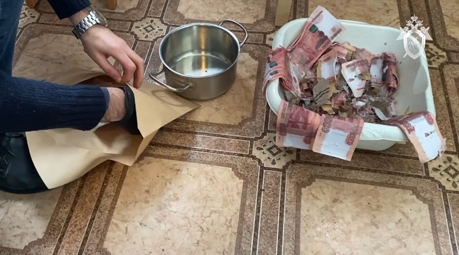 Сотрудник госстройнадзора пытался при задержании уничтожить взятку в 2 млн руб