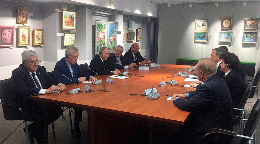 Путин приехал на встречу с французской делегацией в Симферополе 