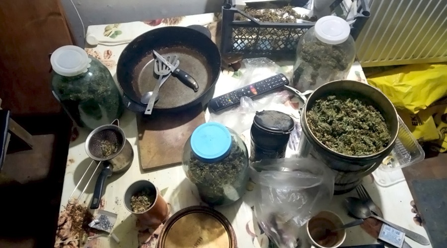 Полицейские изъяли у жителя Алушты несколько тысяч доз марихуаны
