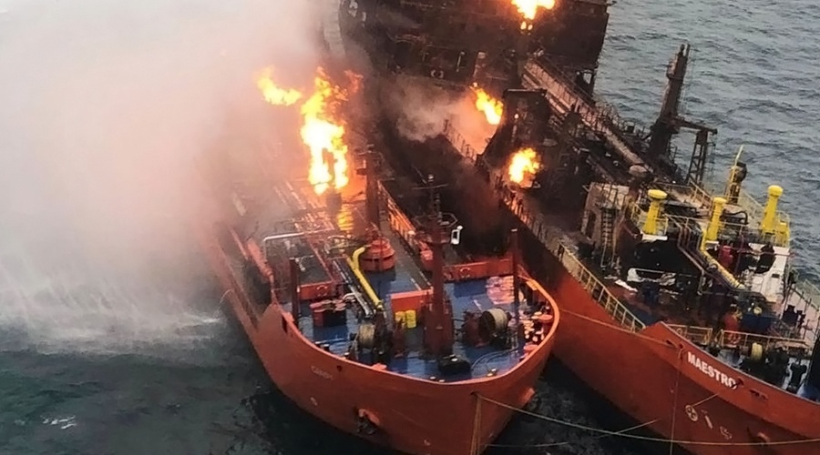 Потушен один из танкеров, больше месяца горевших в Черном море