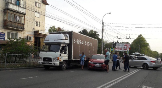 Авария с участием двух легковушек и грузовика вызвала пробку у симферопольской больницы №6