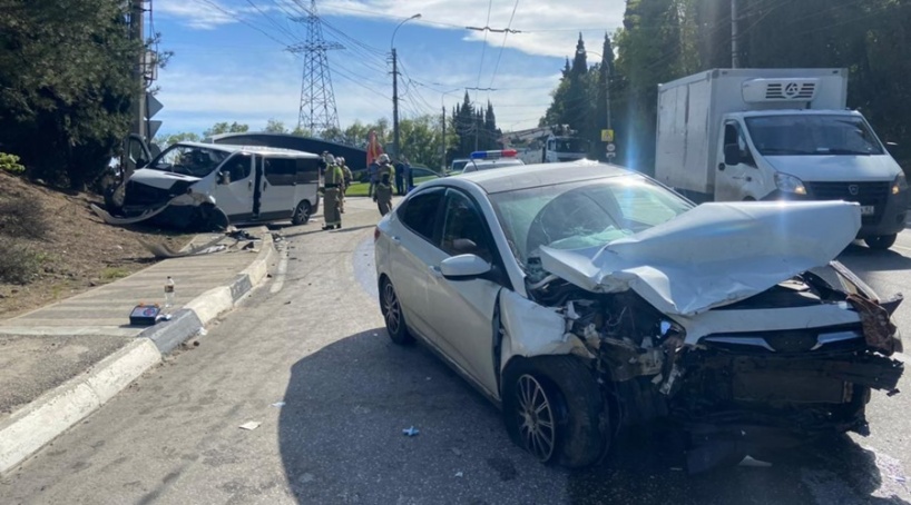 Трое взрослых пострадали в ДТП со школьным автобусом на трассе у Гурзуфа