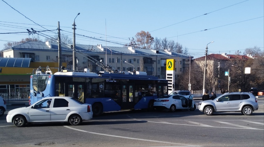 Два человека пострадали в ДТП с участием троллейбуса в Севастополе