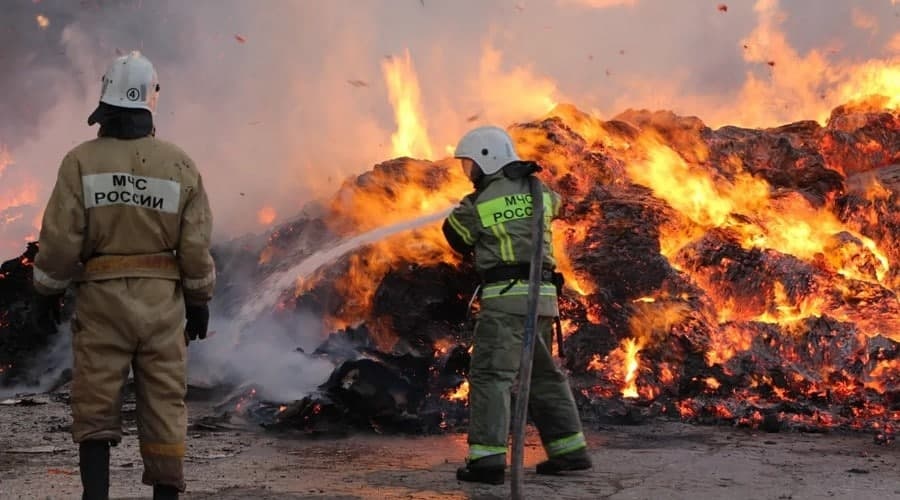 МЧС опубликовало видео пожара на складе в Симферополе