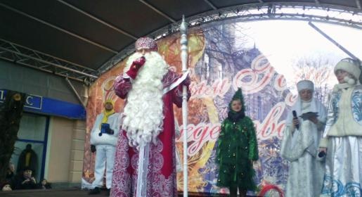 Несколько сотен симферопольцев помогли российскому Деду Морозу зажечь огни на ели из Великого Устюга (ФОТО)