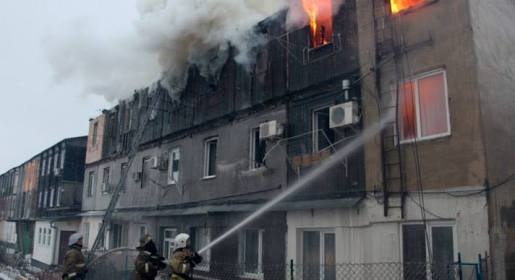 Пожар в многоквартирном деревянном доме в Судаке ликвидирован, пострадавших нет (ФОТО)