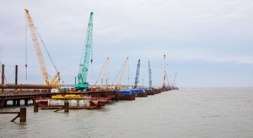 Строители завершили погружение свай на всех сухопутных участках автодорожной части Крымского моста