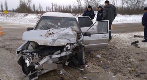 Три человека пострадали при столкновении легковушки с бензовозом под Белогорском