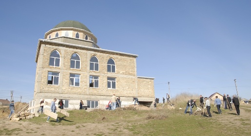 Симферопольцы на межконфессиональном субботнике убрали территорию строящейся мечети