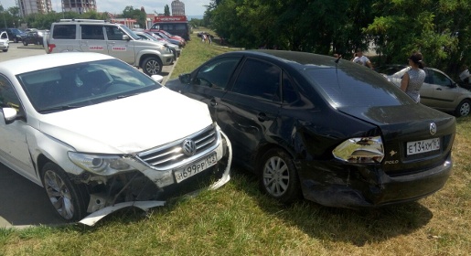 Перепутавшая педали женщина-водитель разбила четыре авто в Симферополе