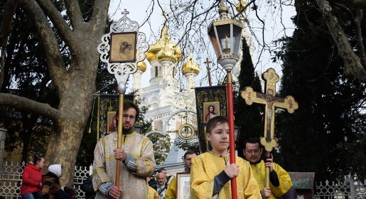 Ялтинцы отметили Крещение купаниями в море и турниром гиревиков