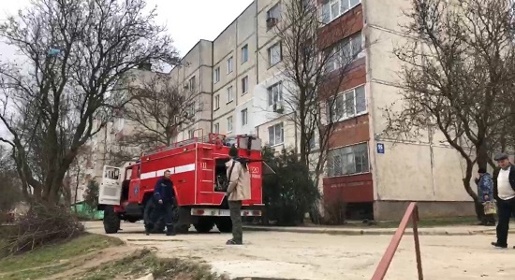 Сотрудники МЧС спасли трех человек на пожаре в Щелкино