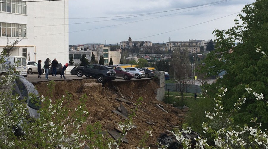 Внутридворовая парковка с машинами обрушилась в Севастополе