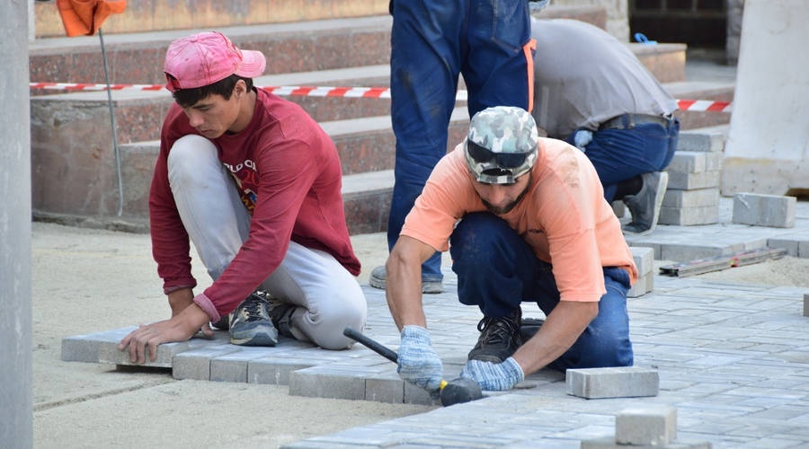 Рабочие уложили 2 тысячи кв. метров плитки на ул. Невского в Симферополе