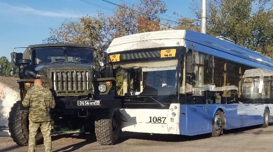 Военный «Урал» и троллейбус столкнулись в Севастополе