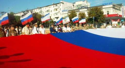 В Симферополе развернули самый большой в Крыму российский флаг, изготовленный из мексиканского шелка (ФОТО)