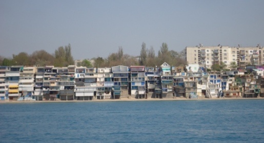 Севастопольский суд обязал владельцев снести 6-этажные капитальные строения на «Матросском пляже» в Каче (ФОТО)