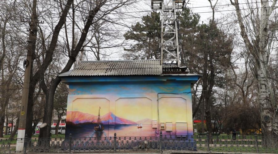 Художники нарисовали «Штиль» Айвазовского на фасаде подстанции в Симферополе