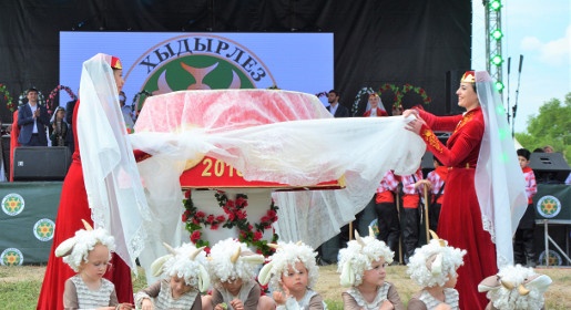 Самую большую женскую феску представили на крымско-татарском празднике Хыдырлез в Бахчисарае