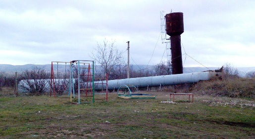Сильный ветер повалил электроопоры и деревья в Крыму
