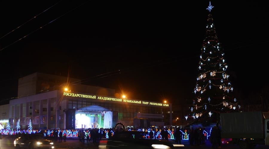 На главной новогодней ёлке Симферополя зажглись огни