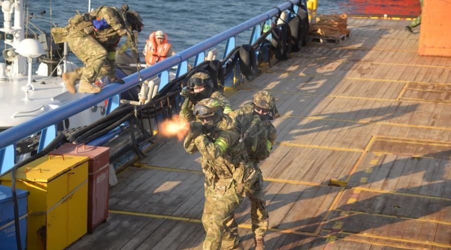 Пограничники провели в Азовском море учения по освобождению траулера от террористов
